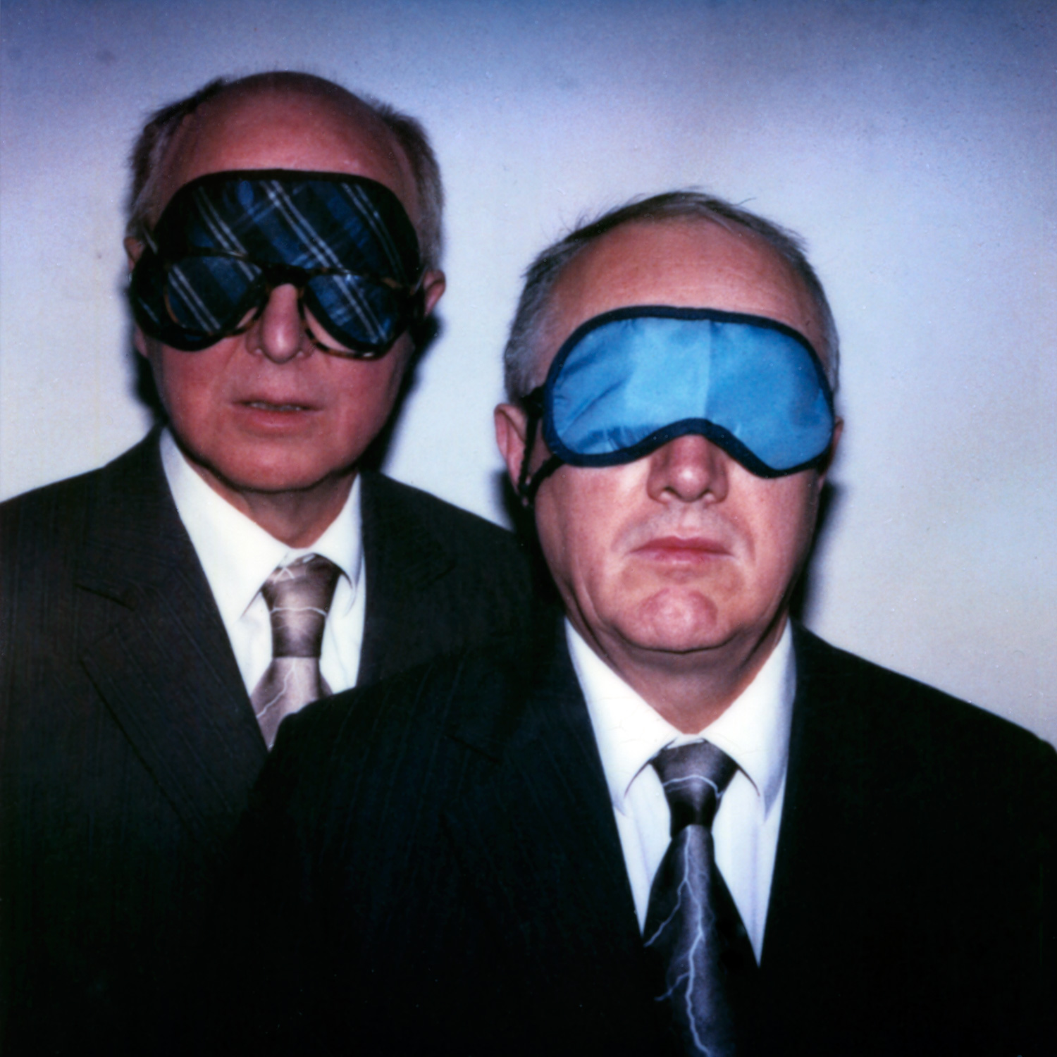 Das Bild zeigt ein Doppelportrait des britischen Künstlerpaares Gilbert & George mit Schlafbrille.