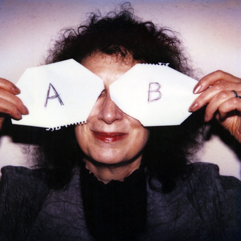 Das Bild zeigt ein Portrait von Margaret Atwood von Freddy Langer
