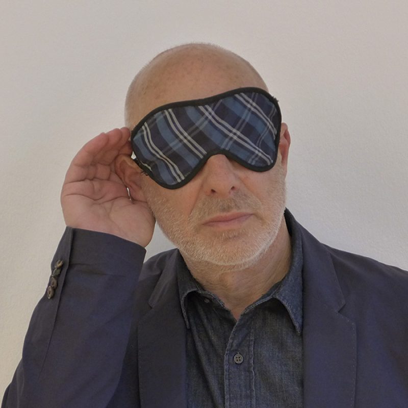 Das Bild zeigt ein Portrait von Brian Eno von Freddy Langer